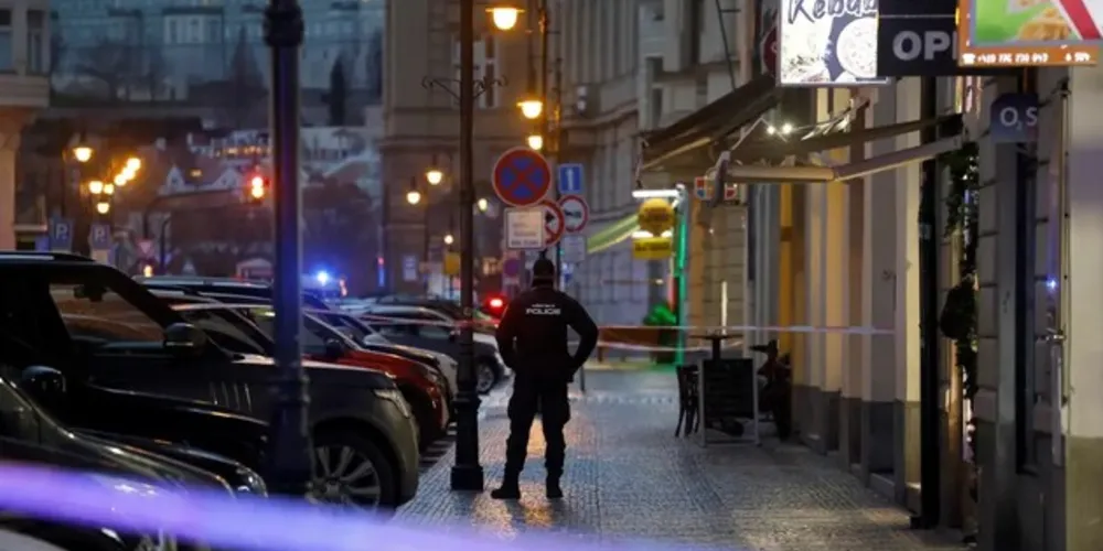 A polícia disse que o pai do atirador, um aluno da faculdade, foi encontrado morto mais cedo nesta quinta