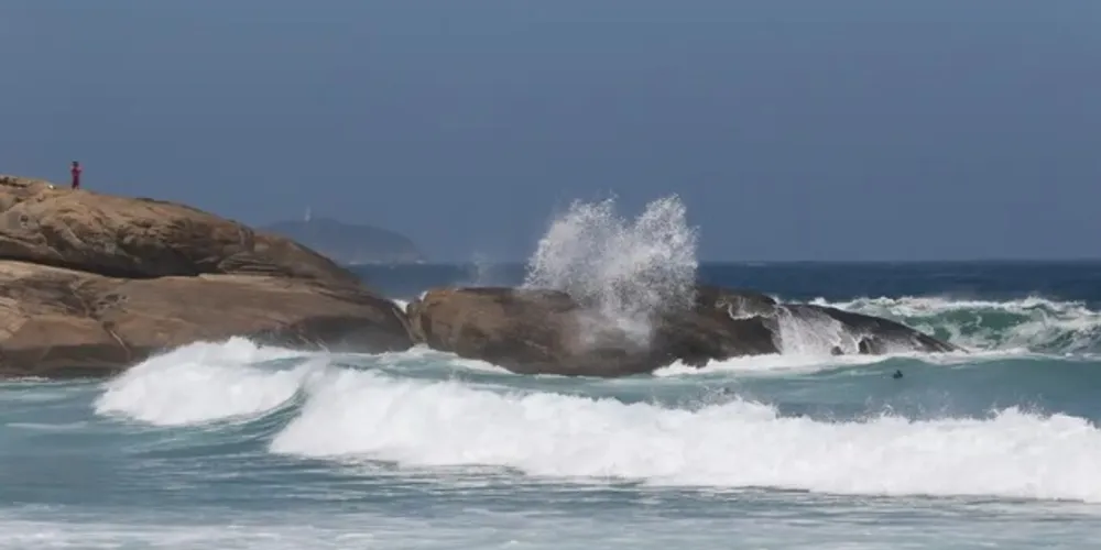 A corporação orienta aqueles que estiverem em pedras, costões e praias, que tomem muito cuidado