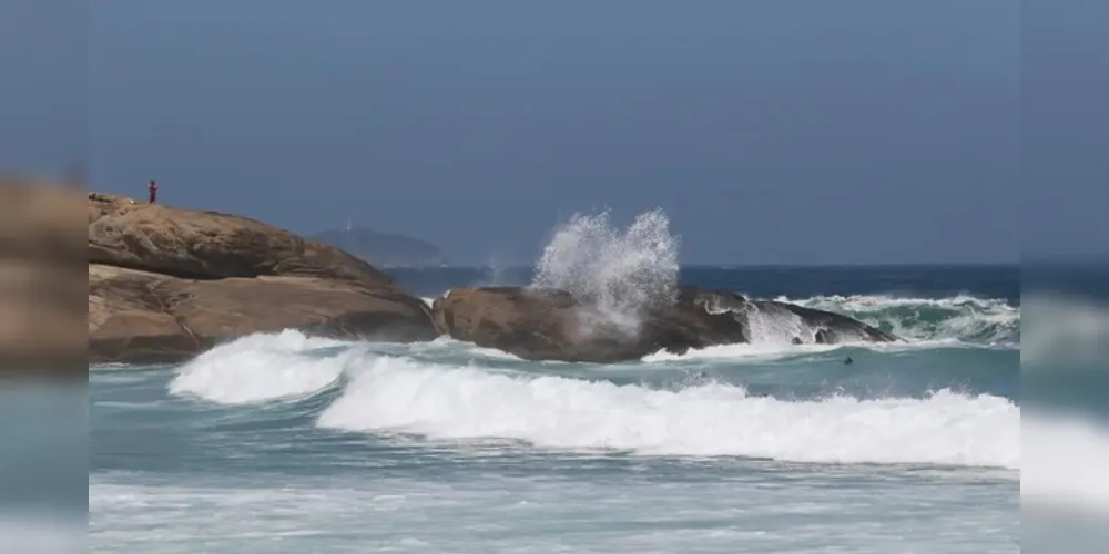 A corporação orienta aqueles que estiverem em pedras, costões e praias, que tomem muito cuidado