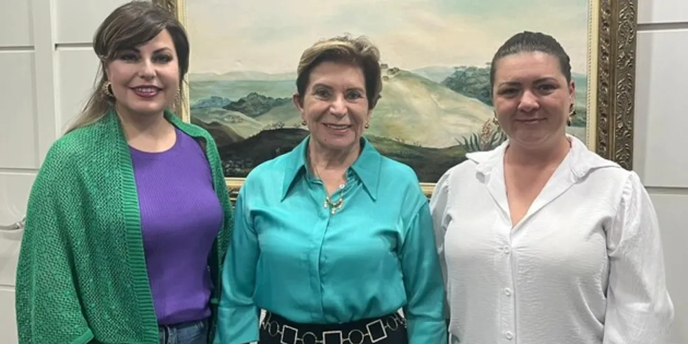 Prefeita Elizabeth anunciou Priscilia Degraf (à direita) e Alessandra Ornat (à esquerda).