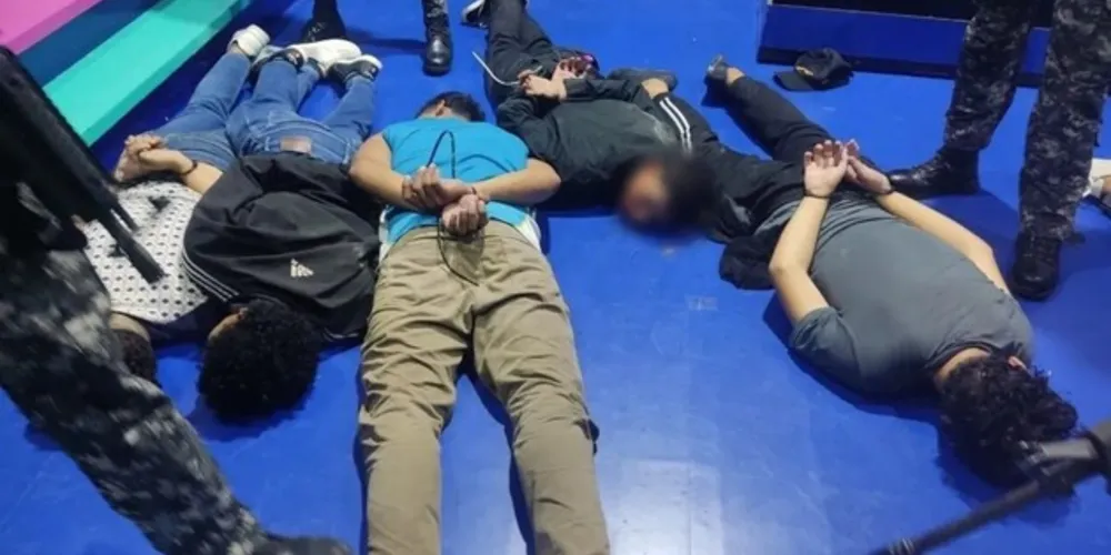 A invasão por homens encapuzados e armados aconteceu durante transmissão ao vivo do canal de notícias