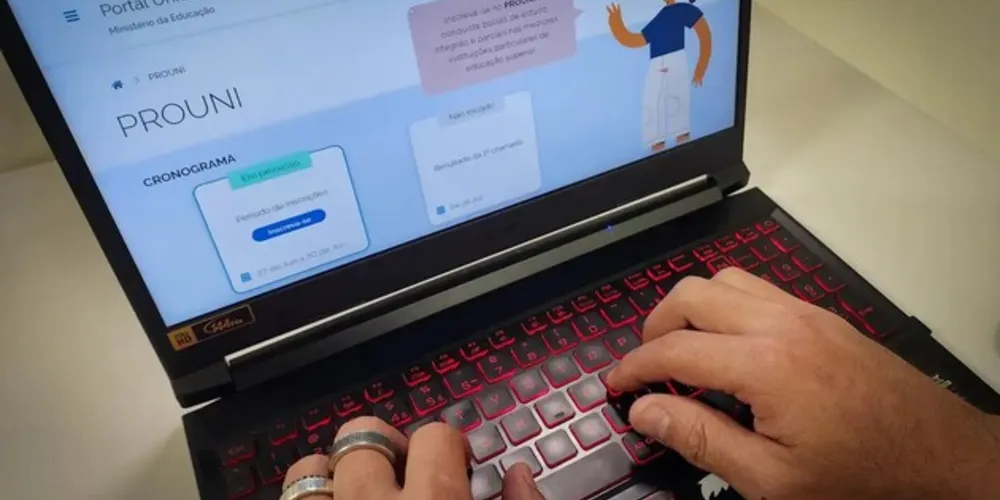 A apresentação pode ser feita presencialmente na instituição ou por meio eletrônico