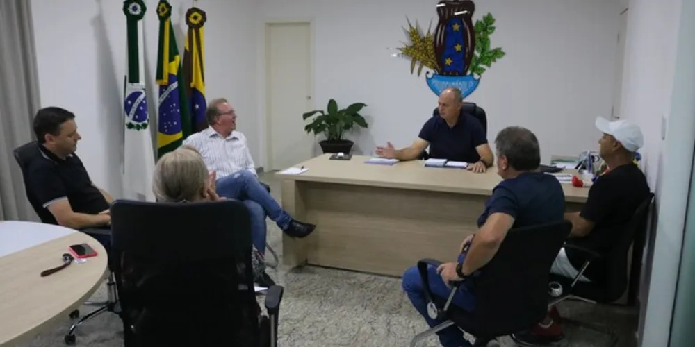 O prefeito de Prudentópolis, nos Campos Gerais, Osnei Stadler, recebeu, na manhã desta terça-feira (16), em seu gabinete, a visita do Sindicato dos Servidores Públicos Municipais de Prudentópolis