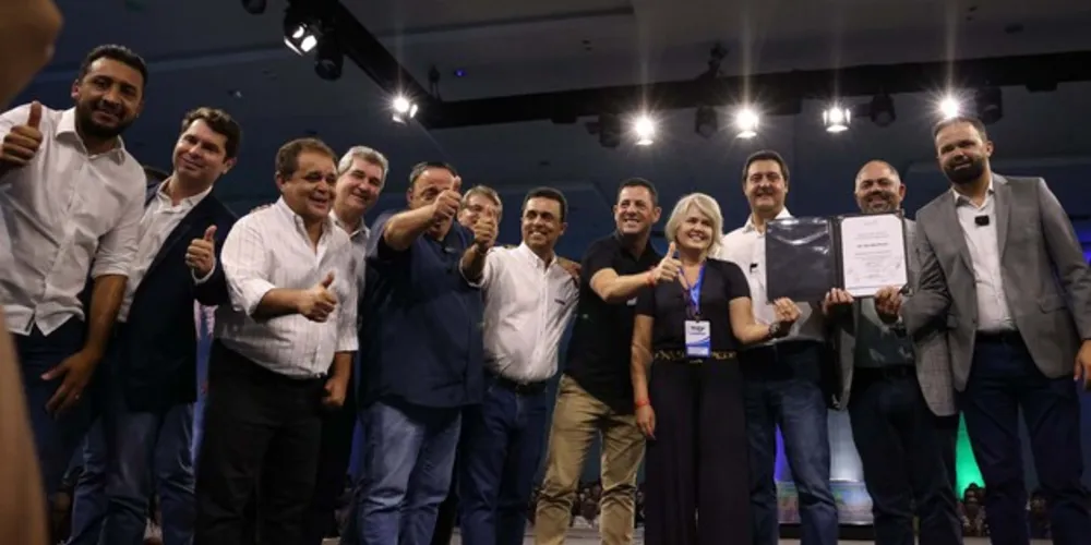 A participação do governador ainda contou com a entrega de certificados para diretores e chefes de Núcleos da Educação