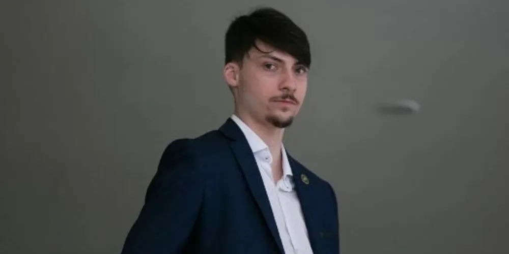 Jair Renan Bolsonaro, filho do ex-presidente Jair Messias Bolsonaro, foi indiciado