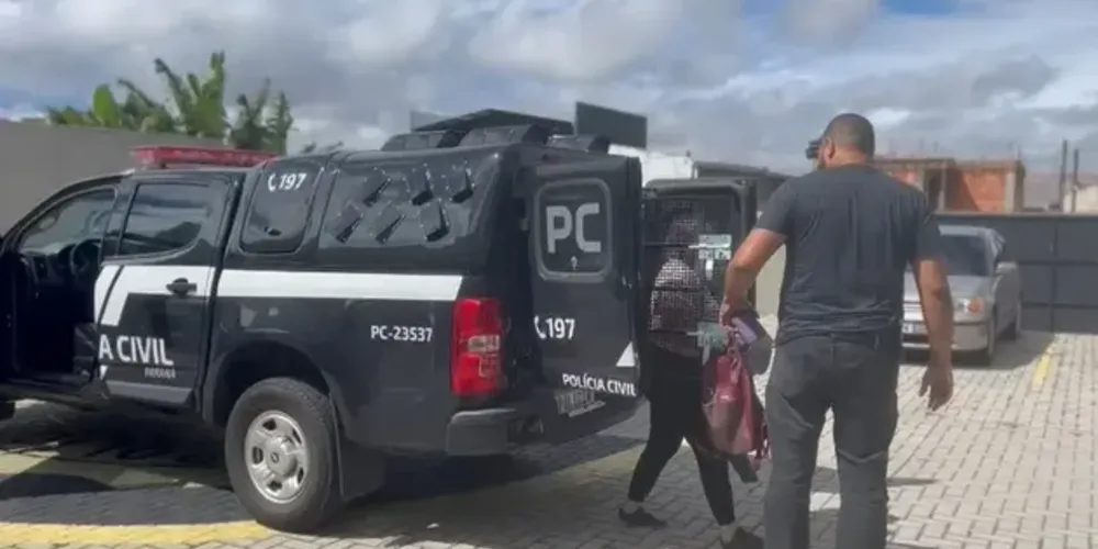 Mulher foi presa em flagrante ao sair do condomínio.