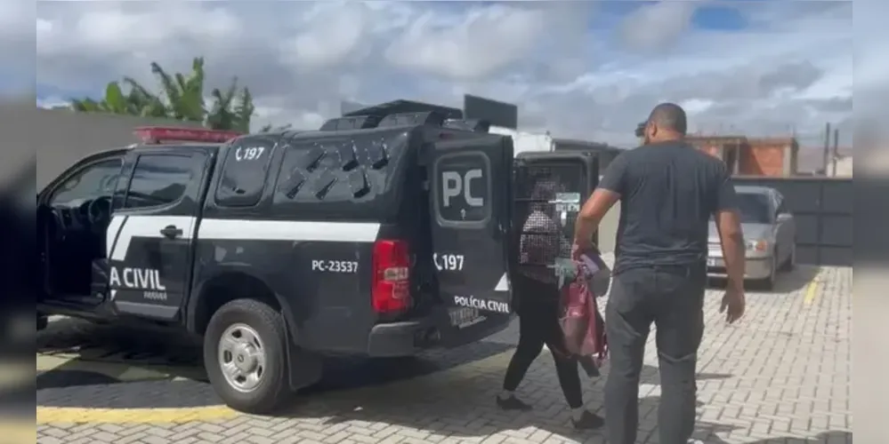 Mulher foi presa em flagrante ao sair do condomínio.