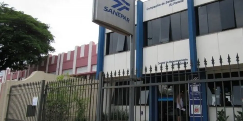 Houve um vazamento em rede de água na rua Euzébio de Queiroz