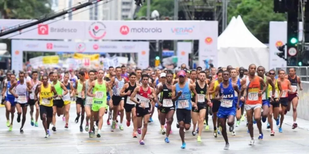 Corredores de elite e atletas amadores percorrem os 15 km na busca por objetivos pessoais