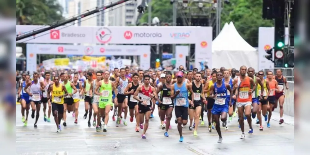 Corredores de elite e atletas amadores percorrem os 15 km na busca por objetivos pessoais