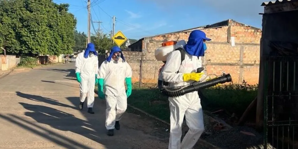 Os agentes de endemias da Prefeitura de Sengés estão fazendo ações que incluem a aplicação de fumacê para eliminar os criadouros e evitar a proliferação do mosquito transmissor