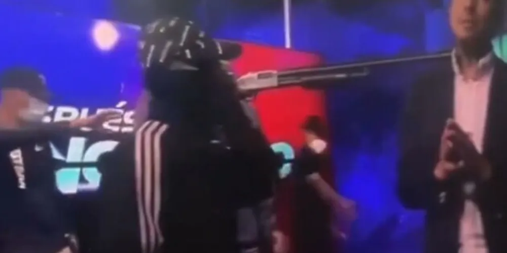 As imagens indicam que os indivíduos sequestraram diversas pessoas que aparentemente são funcionárias do local