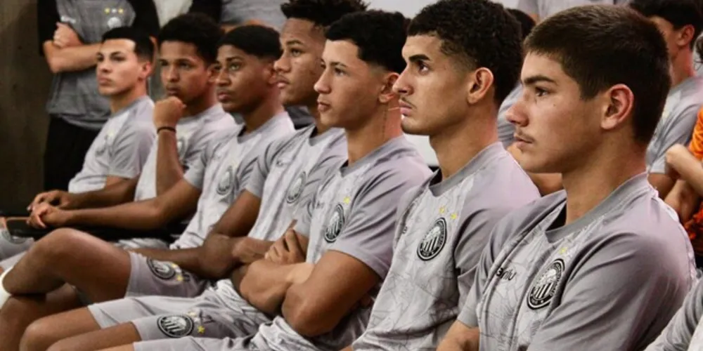 Os jogadores foram recepcionados pelos coordenadores e pelos membros da comissão técnica do time