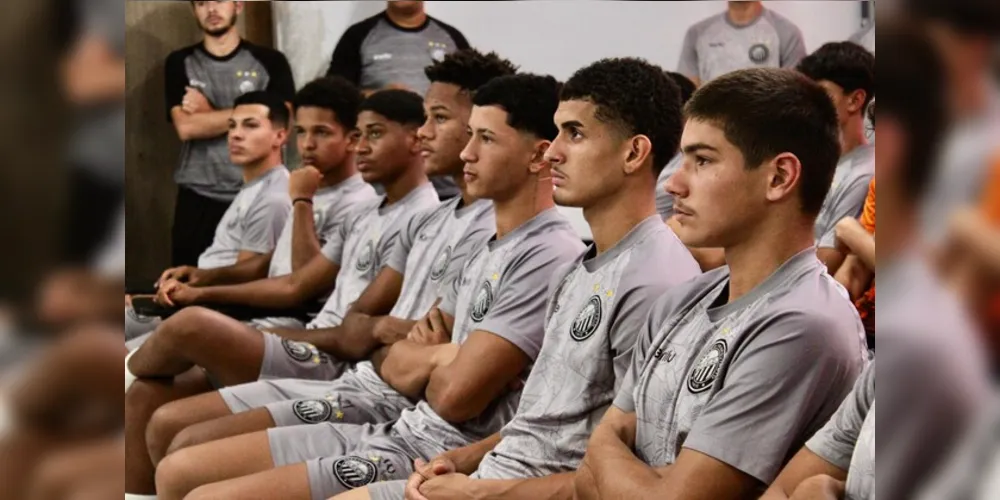 Os jogadores foram recepcionados pelos coordenadores e pelos membros da comissão técnica do time