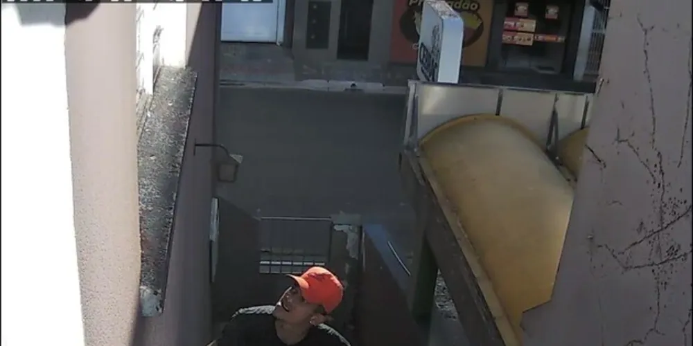 Suspeito foi flagrado por câmera de segurança