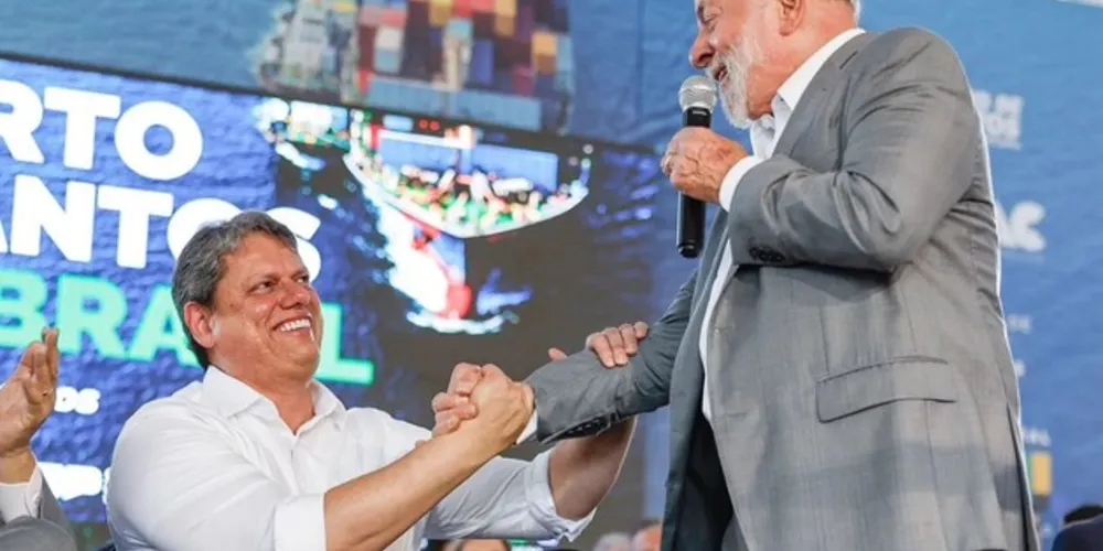 O evento no Porto de Santos marcou a assinatura do convênio entre os governos federal e estadual para a construção de um túnel submerso de 1.800 metros ligando as cidades de Santos e Guarujá