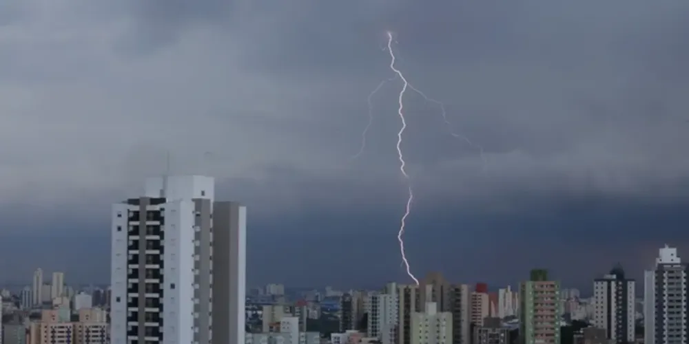 Alerta laranja para tempestade, chuva intensa, raios e ventania para grande parte do Brasil