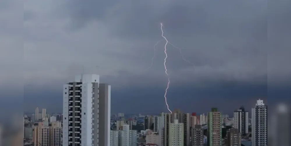 Alerta laranja para tempestade, chuva intensa, raios e ventania para grande parte do Brasil