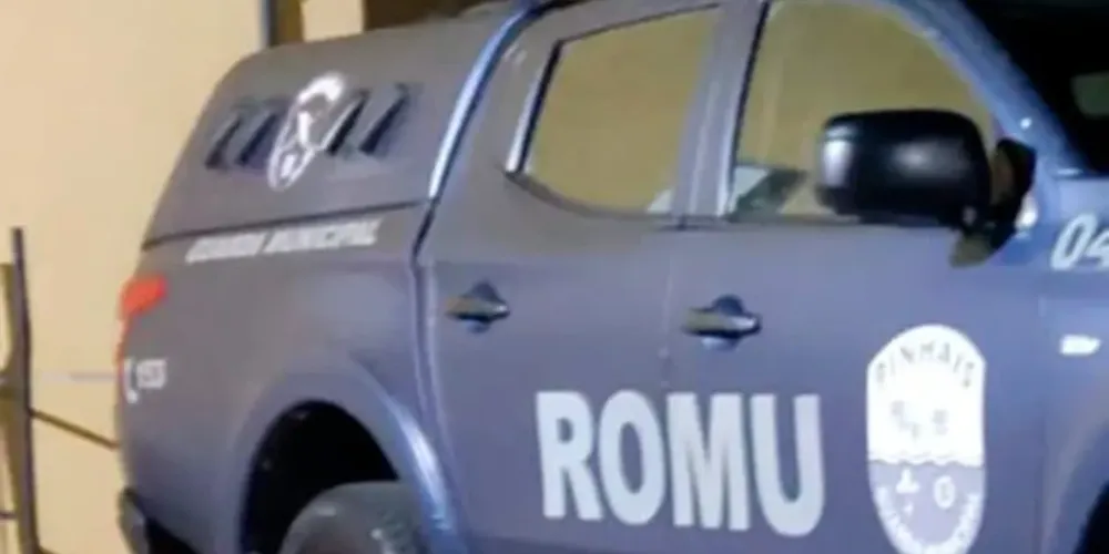 O suspeito discutiu com a ex-mulher no interior do veículo antes de jogá-la para fora e tentar a atropelar