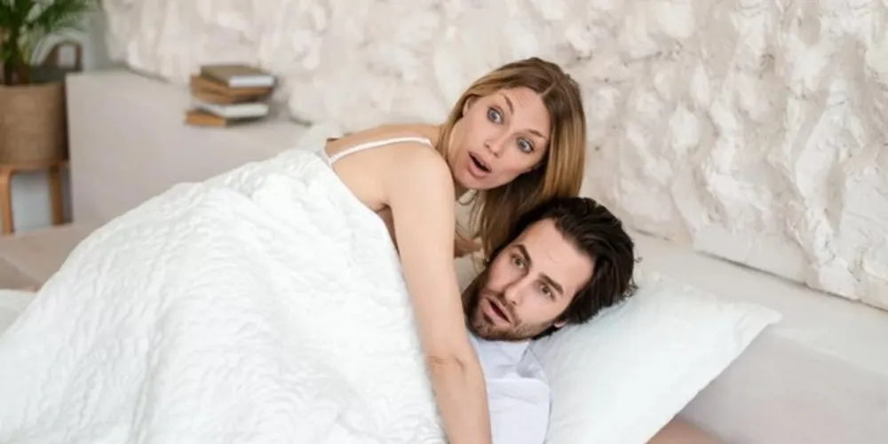 Um homem foi surpreendido ao descobrir que sua esposa a traiu com seu irmão gêmeo idêntico