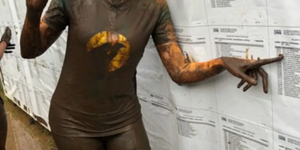 Os novos calouros comemoraram a aprovação no tradicional banho de lama da UFPR