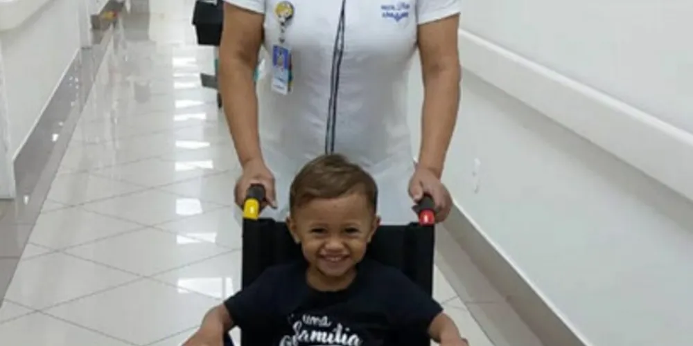 O pequeno Theo, que recebeu alta do Hospital São Luiz Osasco após um episódio de afogamento