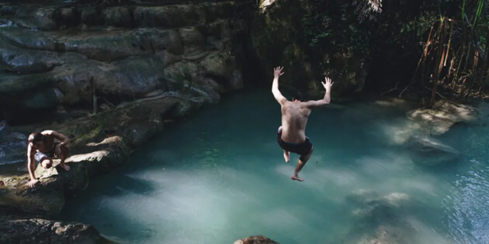 Águas rasas, pedras, piscinas estreitas ou bordas escorregadias são riscos potenciais para sérias lesões