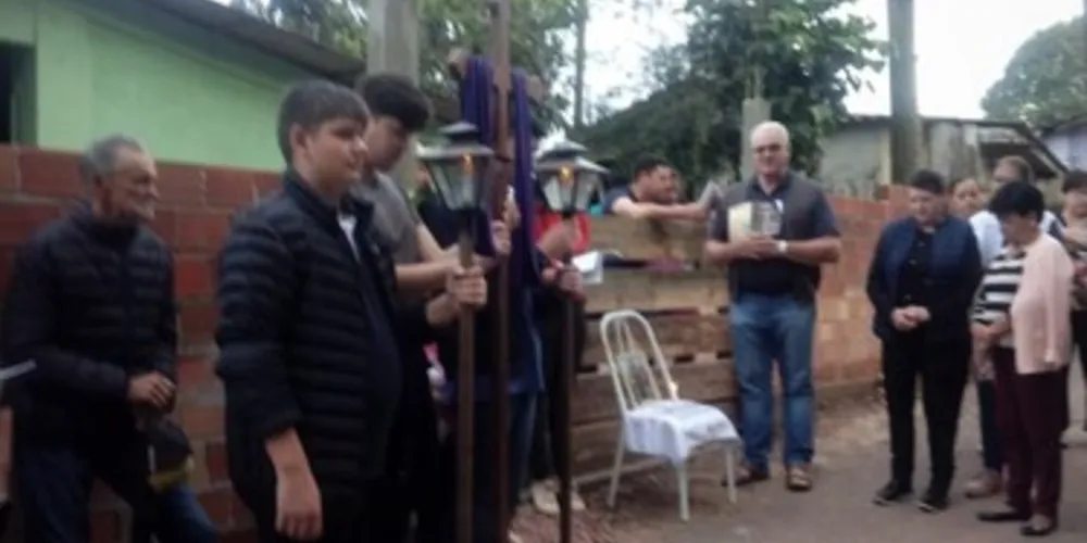 As leituras são feitas por pessoas da comunidade, com participação de um sacerdote