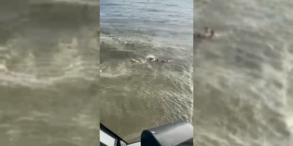 No momento do resgate, dois bombeiros já estavam na água tentando auxiliar os banhistas em perigo.