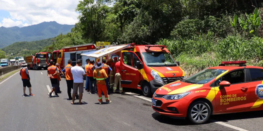 Acidente ocorreu no início da noite do último sábado (23), interditando a pista