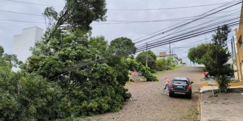 Após temporais, mais de mil técnicos da Copel atendem 38 mil consumidores sem energia