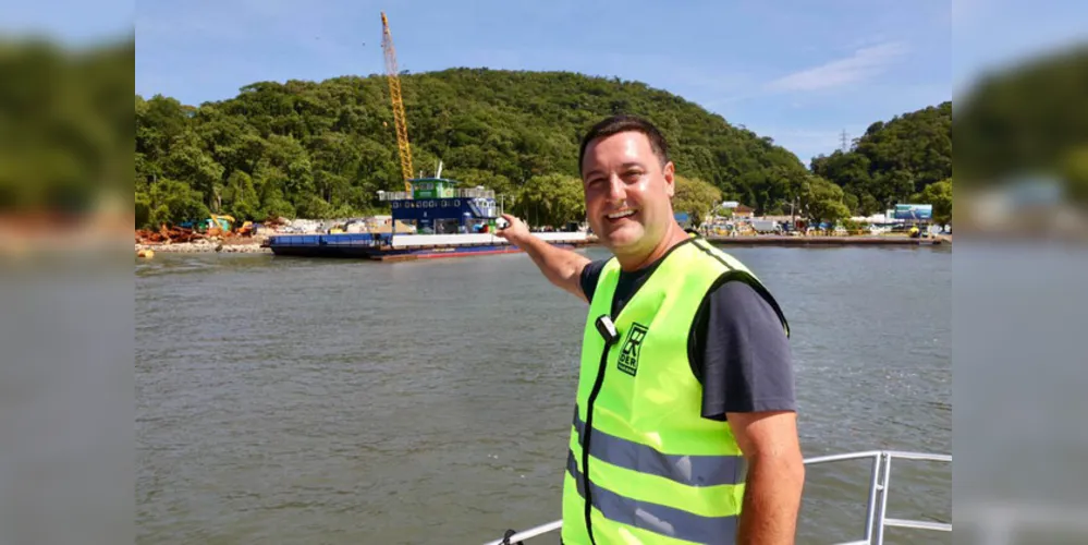 Obra da Ponte de Guaratuba-Matinhos recebe nova balsa de apoio marítimo