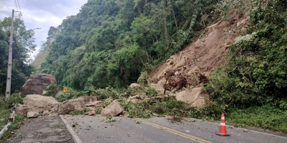 Desmoronamento ocorreu no km 361 da PRC-476, em União da Vitória.