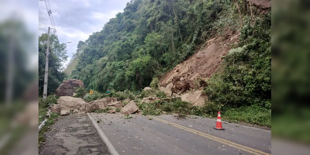 Desmoronamento ocorreu no km 361 da PRC-476, em União da Vitória.