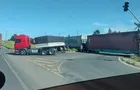 Caminhão fica 'partido ao meio' após colisão com trem em PG