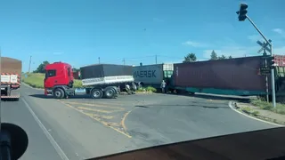 Caminhão fica 'partido ao meio' após colisão com trem em PG