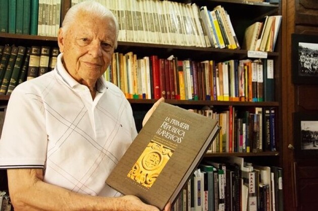 Foi o primeiro presidente da Associação Comercial e Empresarial da cidade (ACIG) e ocupava a Cadeira 28 da Academia de Letras, Artes e Ciências de Guarapuava (ALAC)
