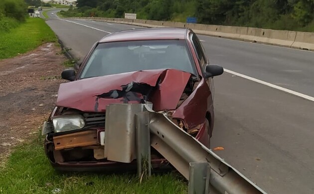 Condutor 'acertou' o carro numa defensa metálica