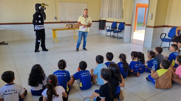Os Agentes de Endemias conversaram com as crianças sobre as precauções necessárias para evitar que o mosquito se espalhe pelo município