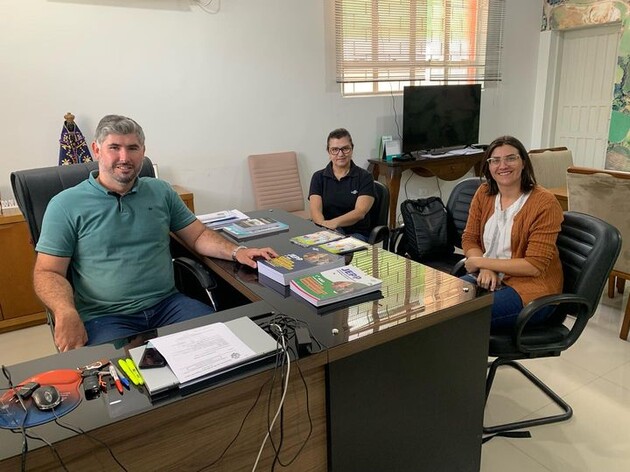 O prefeito de Cândido de Abreu, nos Campos Gerais, Renan Romanichen recebeu no gabinete a visita da Elizete Huchak e Marcia Beatriz da Silva, do Sebrae