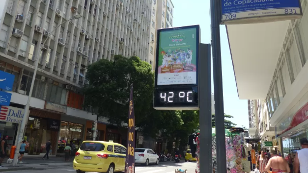 Termômetros de rua em Copacabana, zona sul do Rio de Janeiro, marcaram 42ºC graus na manhã dessa quarta-feira (17).