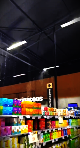 Vídeo mostra a 'cascata' que se formou no supermercado