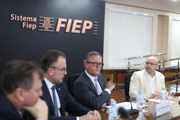 Em dezembro, durante reunião com diretoria da Fiep, o presidente do TJPR, desembargador Luiz Fernando Tomasi Keppen, apresentou a proposta das varas empresariais regionalizadas às lideranças industriais