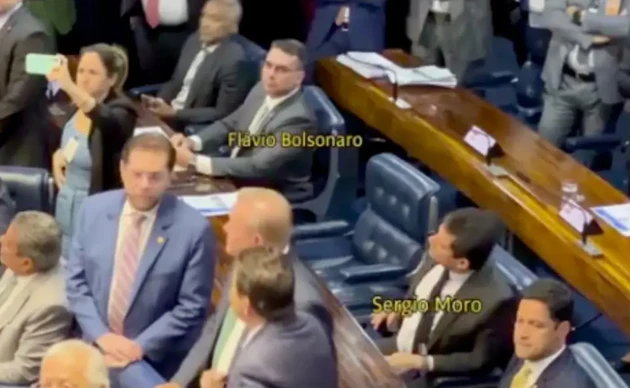 Imagem ilustrativa da imagem Confira a reação de Moro e Flávio Bolsonaro à aprovação de Dino