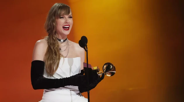 Taylor Swift recebe o prêmio de Melhor Álbum Pop Vocal por “Midnights” no palco durante o 66ª edição do Grammy Awards em 2024