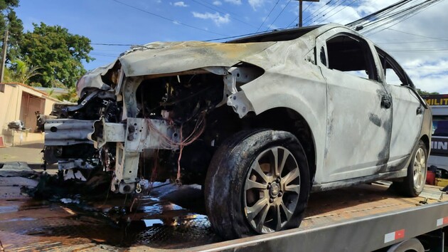 Carro pegou fogo após colisão com um imóvel
