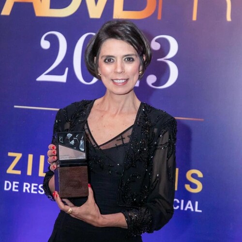 Leila Dione com o prêmio Personalidade do Marketing 2023 que recebeu da ADVB-PR