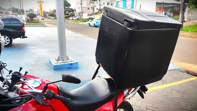 Moto foi furtada com uma "caixa de entrega de motoboy", segundo os relatos