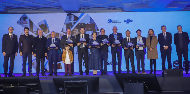 Vencedores da etapa Paraná em 2022, com lideranças do Estado e do Sebrae/PR