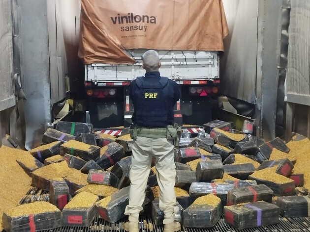 PRF localizou na carroceria 2.037 quilos de maconha oculta embaixo de uma carga de milho